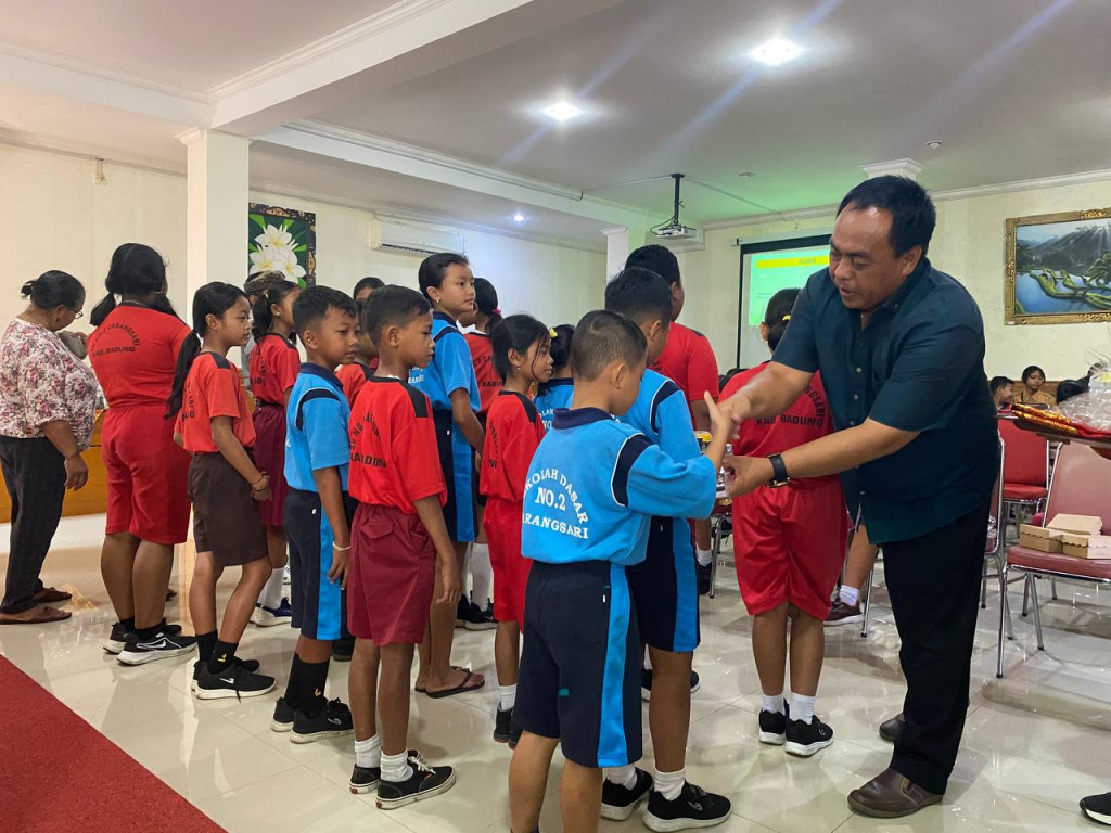 GUNA TINGKATKAN PRESTASI SISWA/SISWI, PEMERINTAH DESA CARANGSARI SERAHKAN BANTUAN MOTIVASI